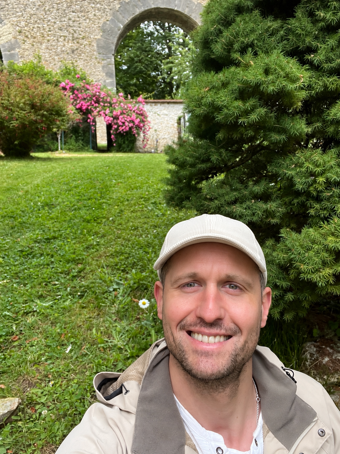 Gabriel, souriant dans un jardin, votre interlocuteur pour les travaux extérieurs